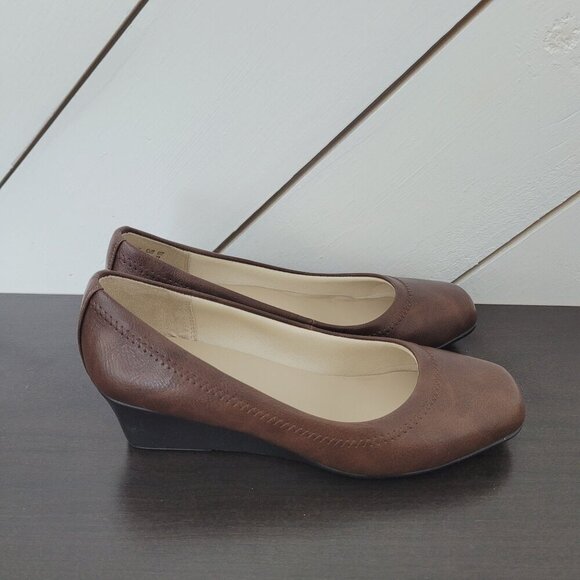 NEW LifeStride Groovy Womens Size 6W Wedge Pump Tan 4PT - Picture 1 of 8